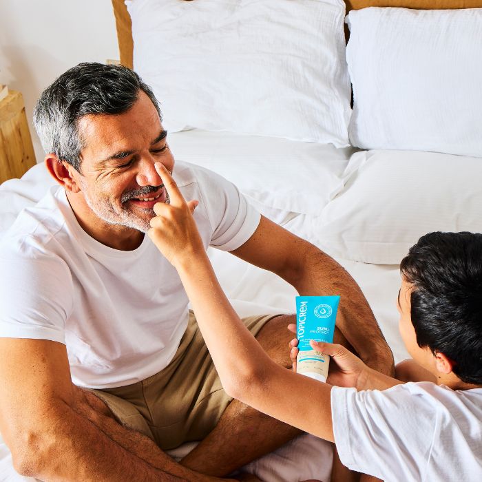 HIJO QUE LE APLICÓ CREMA A SU PADRE