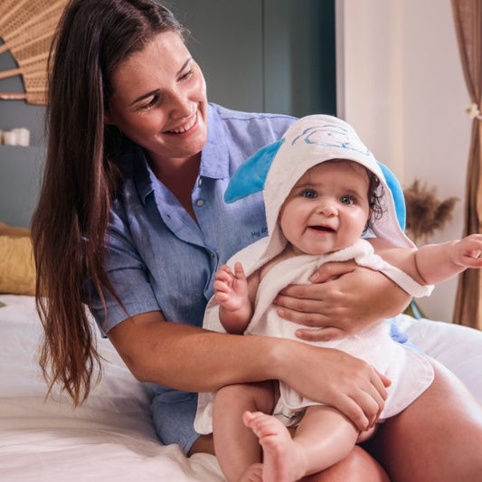 BEBÉ EN LA RODILLA DE MAMÁ