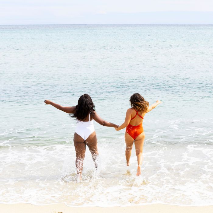 2 MUJERES CORRIENDO HACIA EL MAR