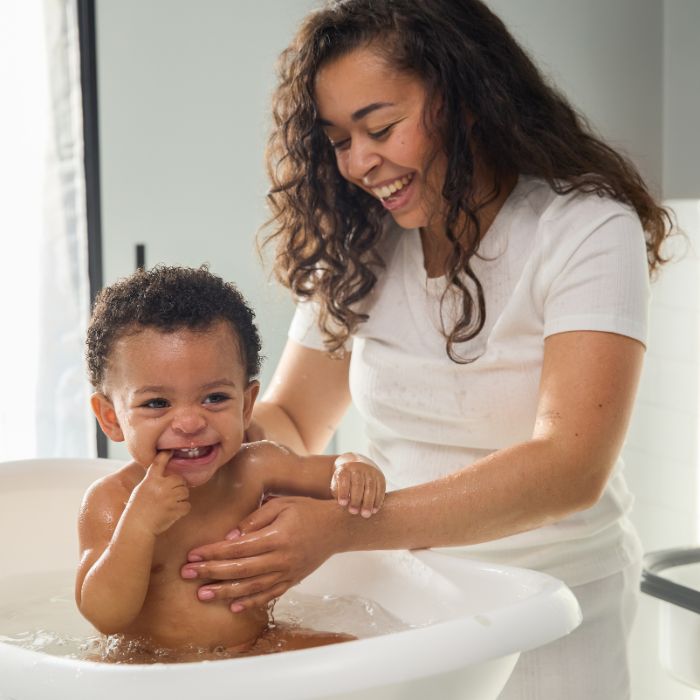 UNE-MAMAN-DONNE-LE-BAIN-A-SON-BEBE