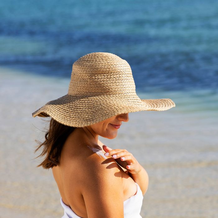 UNE-FEMME-S'APPLIQUE-DE-LA-CREME-SUR-LE-CORPS