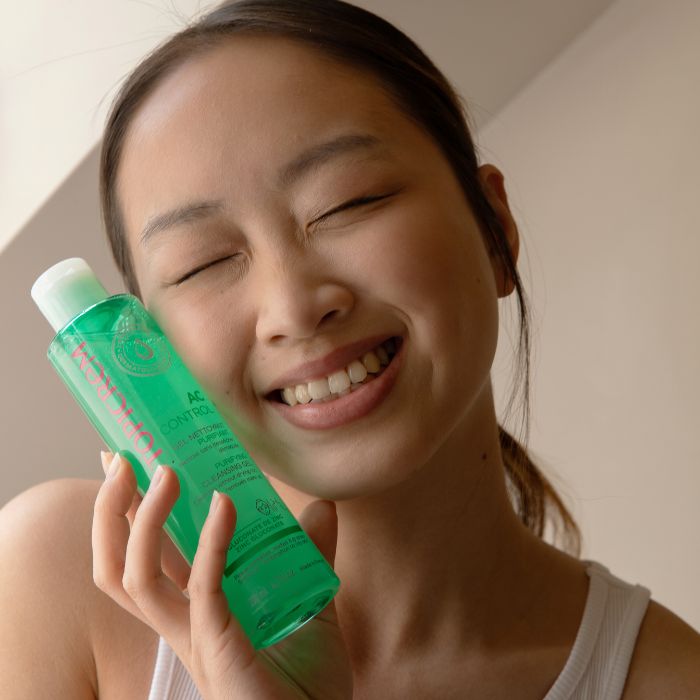 FEMME-AVEC-LE-GEL-NETTOYANT-AC-CONTROL