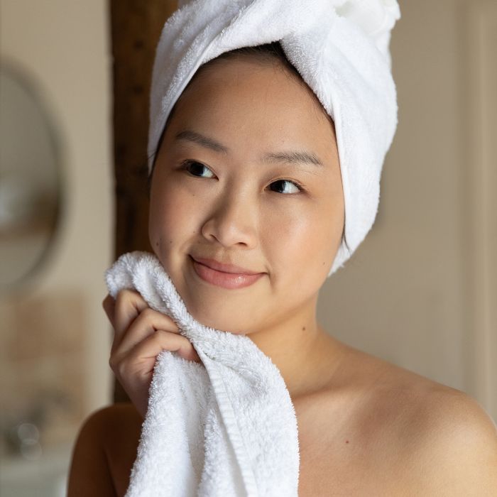 FEMME-QUI-SE-FROTTE-LE-VISAGE-APRES-UN-NETTOYAGE