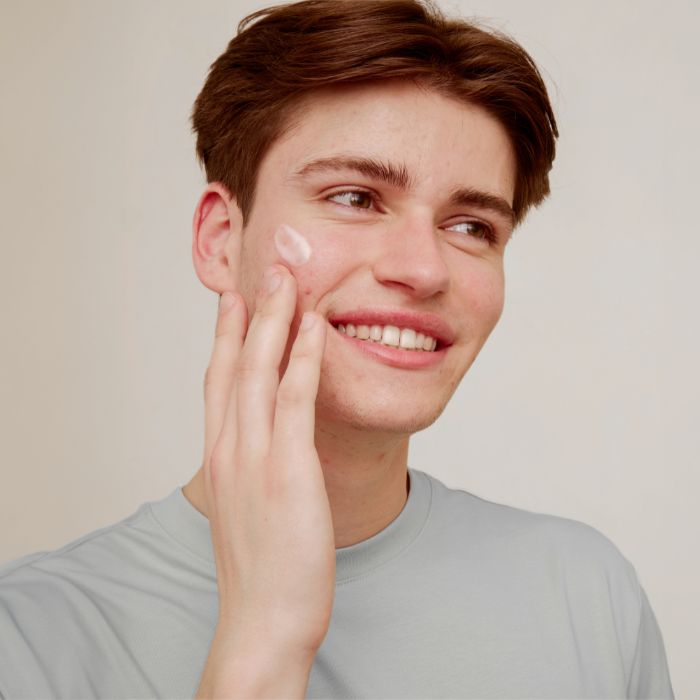 HOMME-AVEC-ACNE-QUI-APPLIQUE-DE-LA-CREME