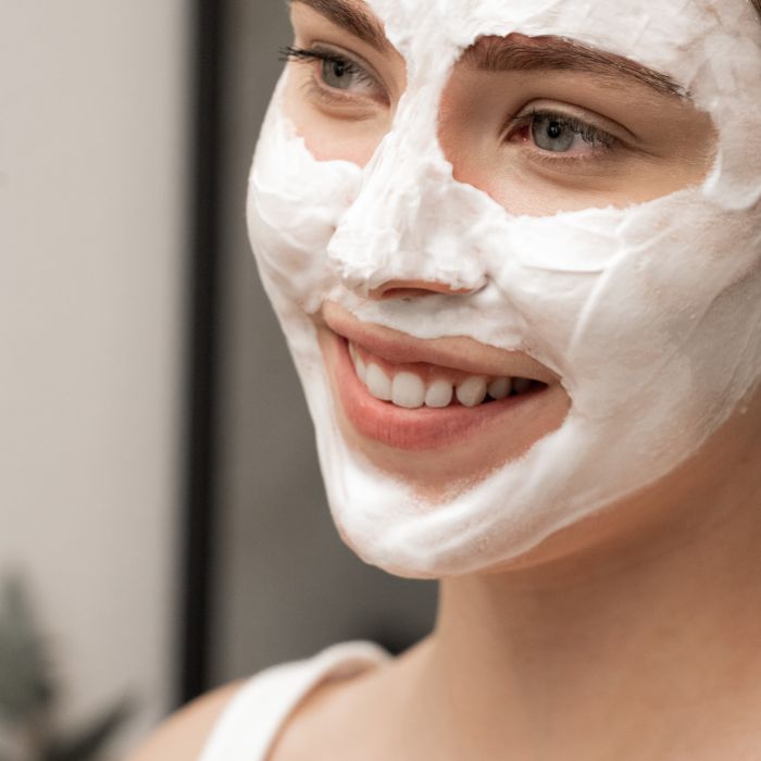 FEMME-QUI-PORTE-UN-MASQUE-POUR-LE-VISAGE