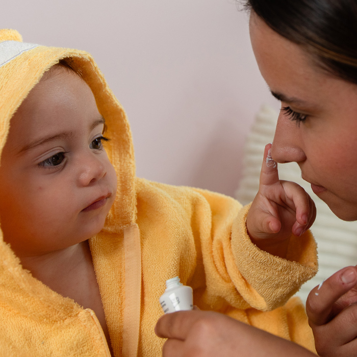 BEBE-MET-DE-LA-CREME-SUR-LE-NEZ-DE-SA-MAMAN
