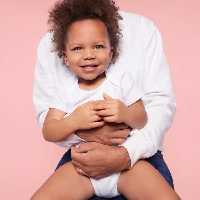 UNE-ENFANT-JADE-SUR-LES-GENOUX-DE-SON-PERE