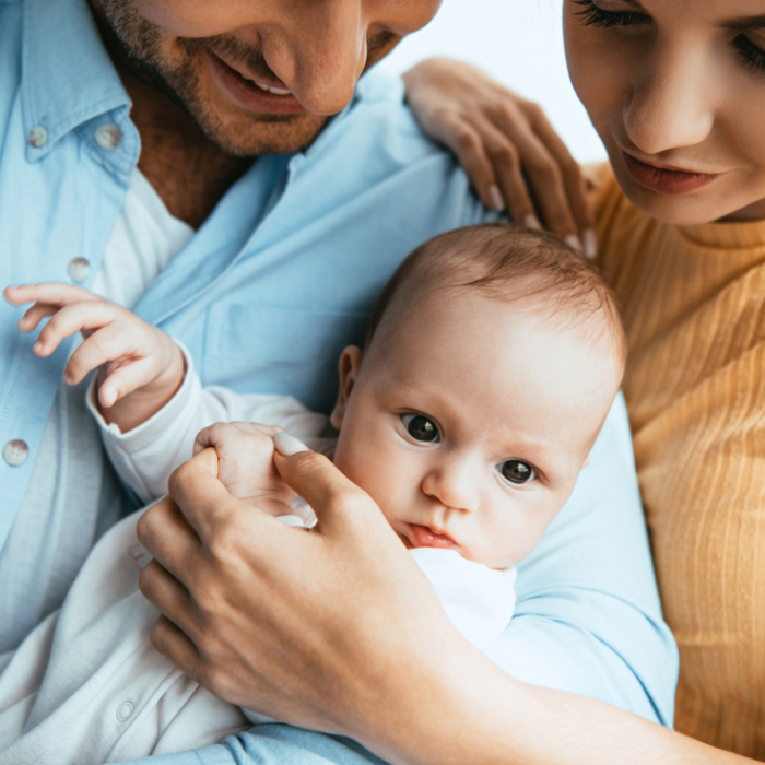 BEBE-AVEC-SES-PARENTS-PRENNENT-SOIN-DE-LUI