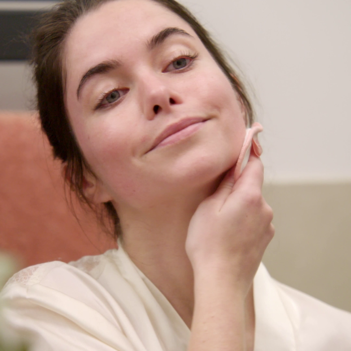 FEMME-QUI-SE-NETTOIE-LE-VISAGE-AVEC-UN-COTON