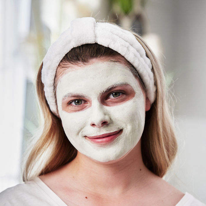 FEMME-FAIT-UN-MASQUE-VISAGE
