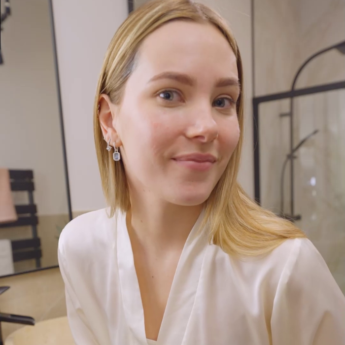 FEMME-PEAU-HYDRATEE-SE-REGARDE-DANS-LE-MIROIR