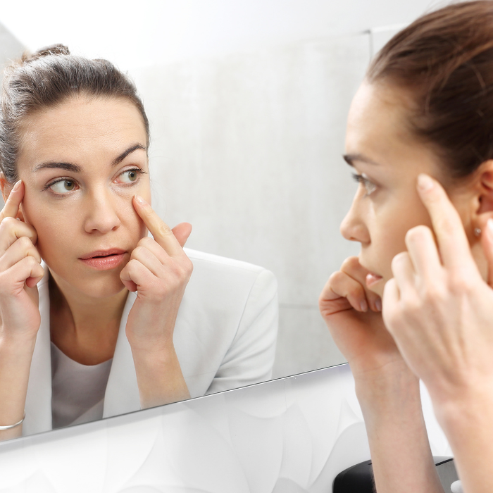 La-peau-sensible-femme-qui-regarde-son-visage