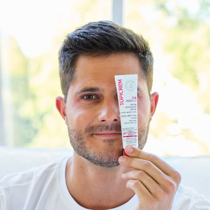 HOMME-QUI-MONTRE-DA-CREME-VISAGE
