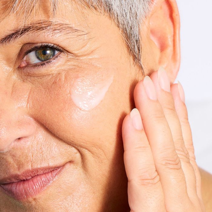 FEMME-AVEC-UNE-CREME-SUR-LA-JOUE