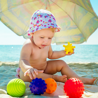 BEBE-A-LA-PLAGE-SOUS-UN-PARASOL