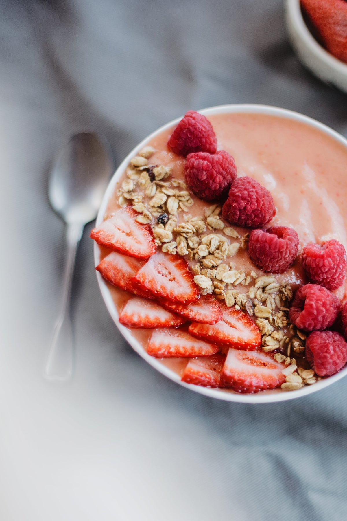 BOL-DE-FRUITS-ROUGES-ET-YAOURT