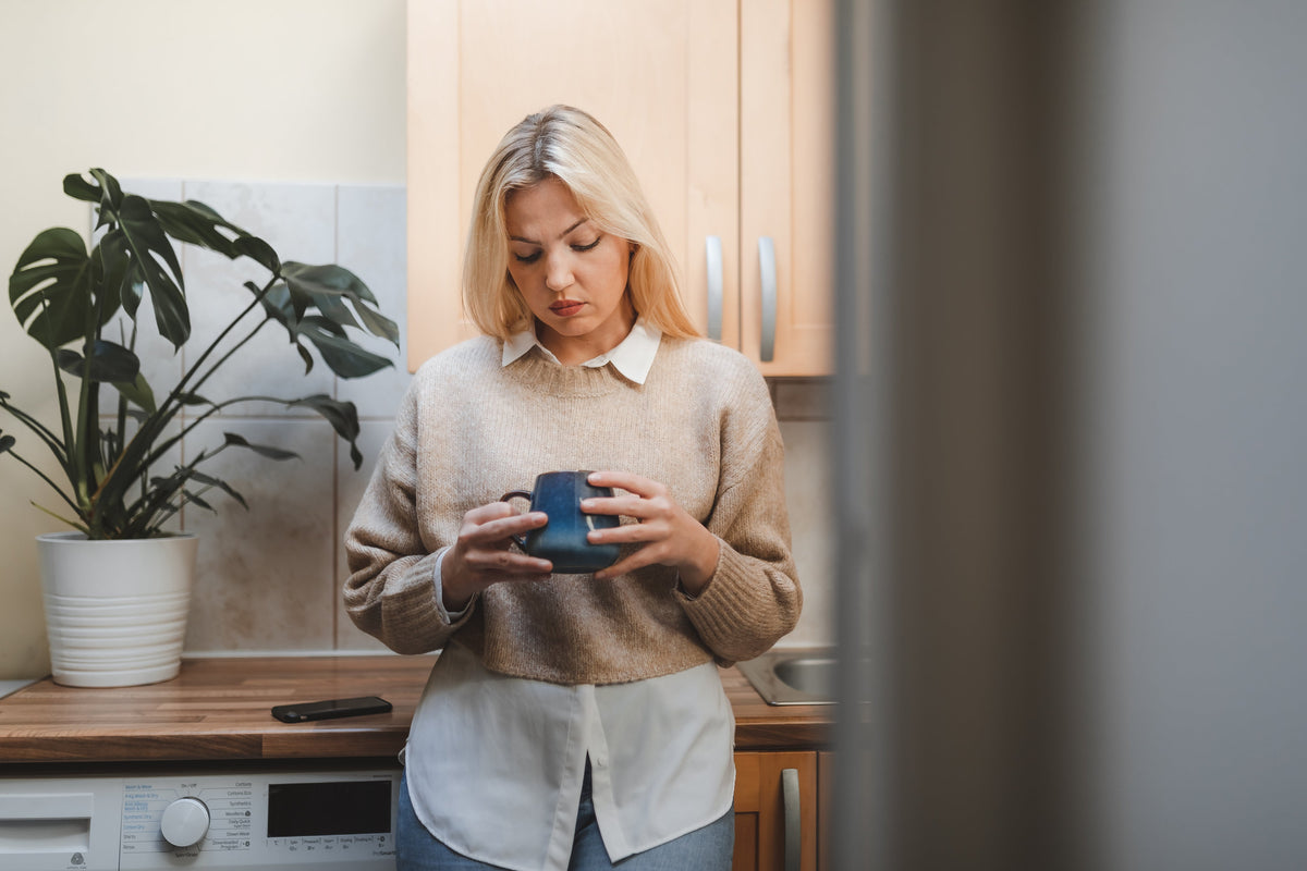FEMME-AVEC-MUG-A-CAFE-SEMBLE-CONTRARIEE